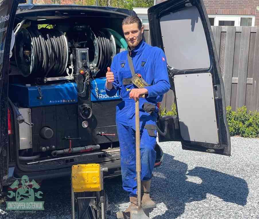 Een tevreden monteur met opgestoken duim naast de bestelbus, slim ingrijpen bespaart kosten bij een verstopte afvoer in Oisterwijk