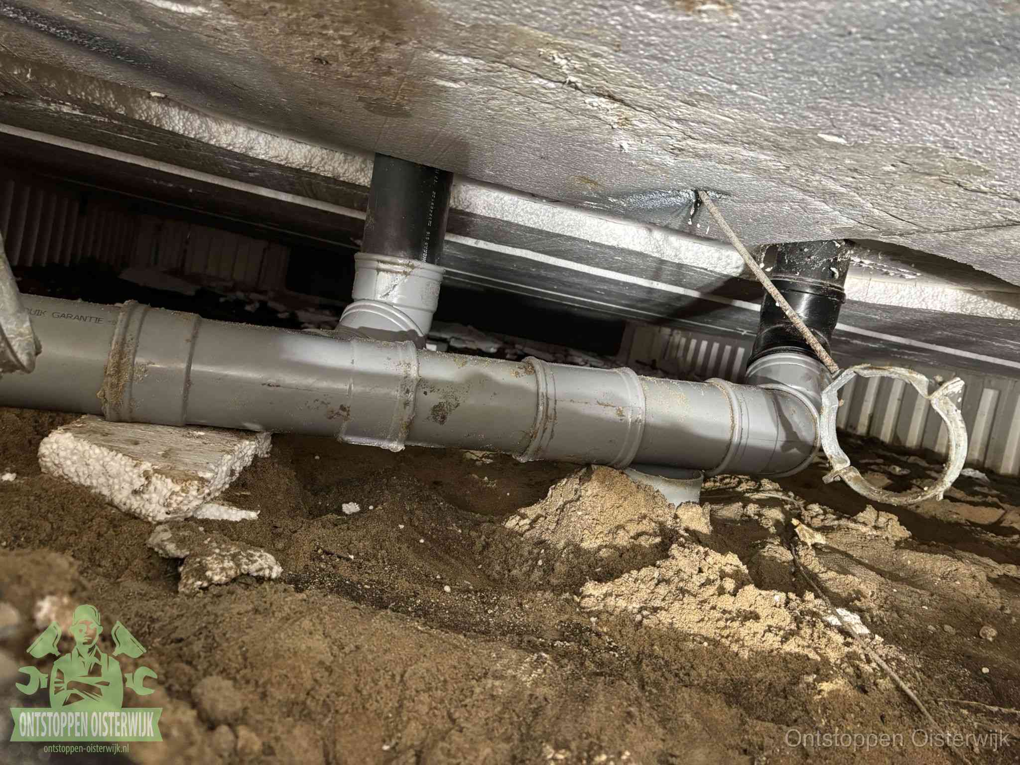 PVC-buizen in de kruipruimte van een gemengd of gescheiden rioolstelsel in Oisterwijk
