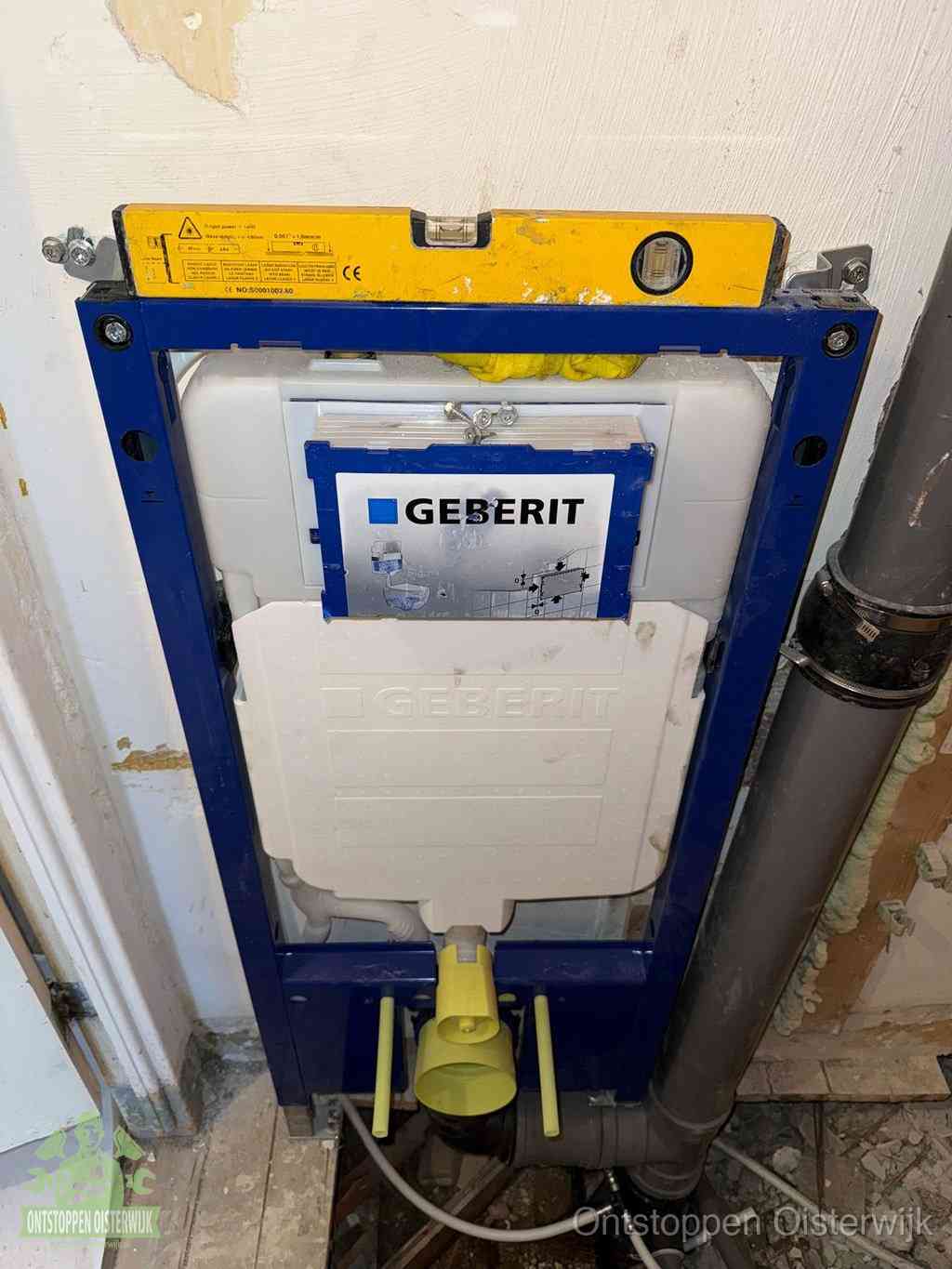 Een Geberit inbouwreservoir met frame voor een hangtoilet tegen de wand, met de afvoerbocht naar de vloer, kenmerkend voor een verstopt hangtoilet in Oisterwijk