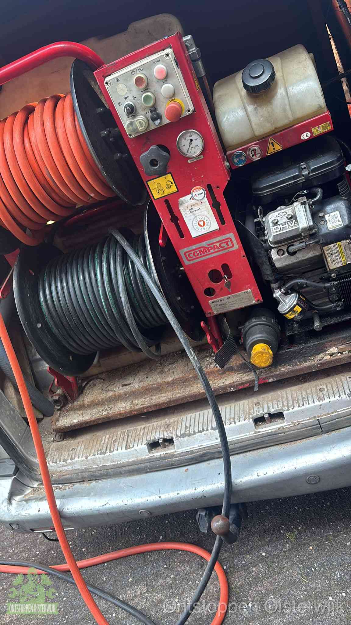 Hogedrukreiniger met slanghaspels in de bus voor het ontstoppen van het riool in Oisterwijk