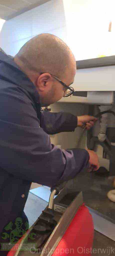 loodgieter-aan-het-werk-in-badkamer loodgieter-aan-het-werk-in-badkamer