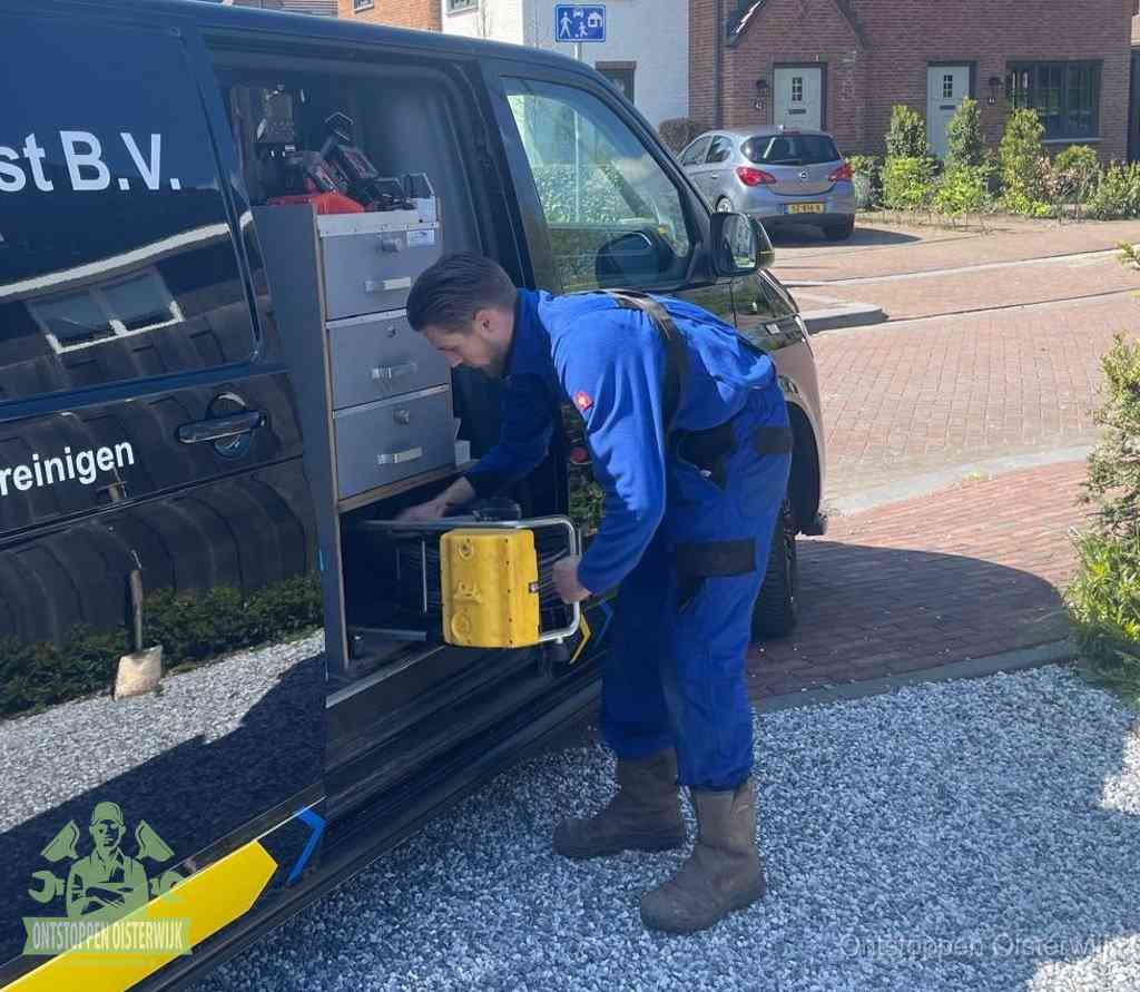 Een monteur pakt apparatuur uit de bedrijfsbus voor service aan huis, het moment om een professional in te schakelen in Oisterwijk
