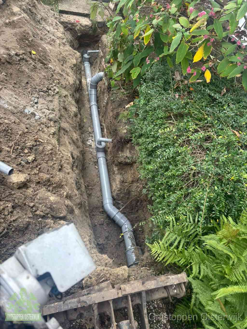 Open sleuf met nieuwe PVC-buizen, riool repareren en vervangen in Oisterwijk