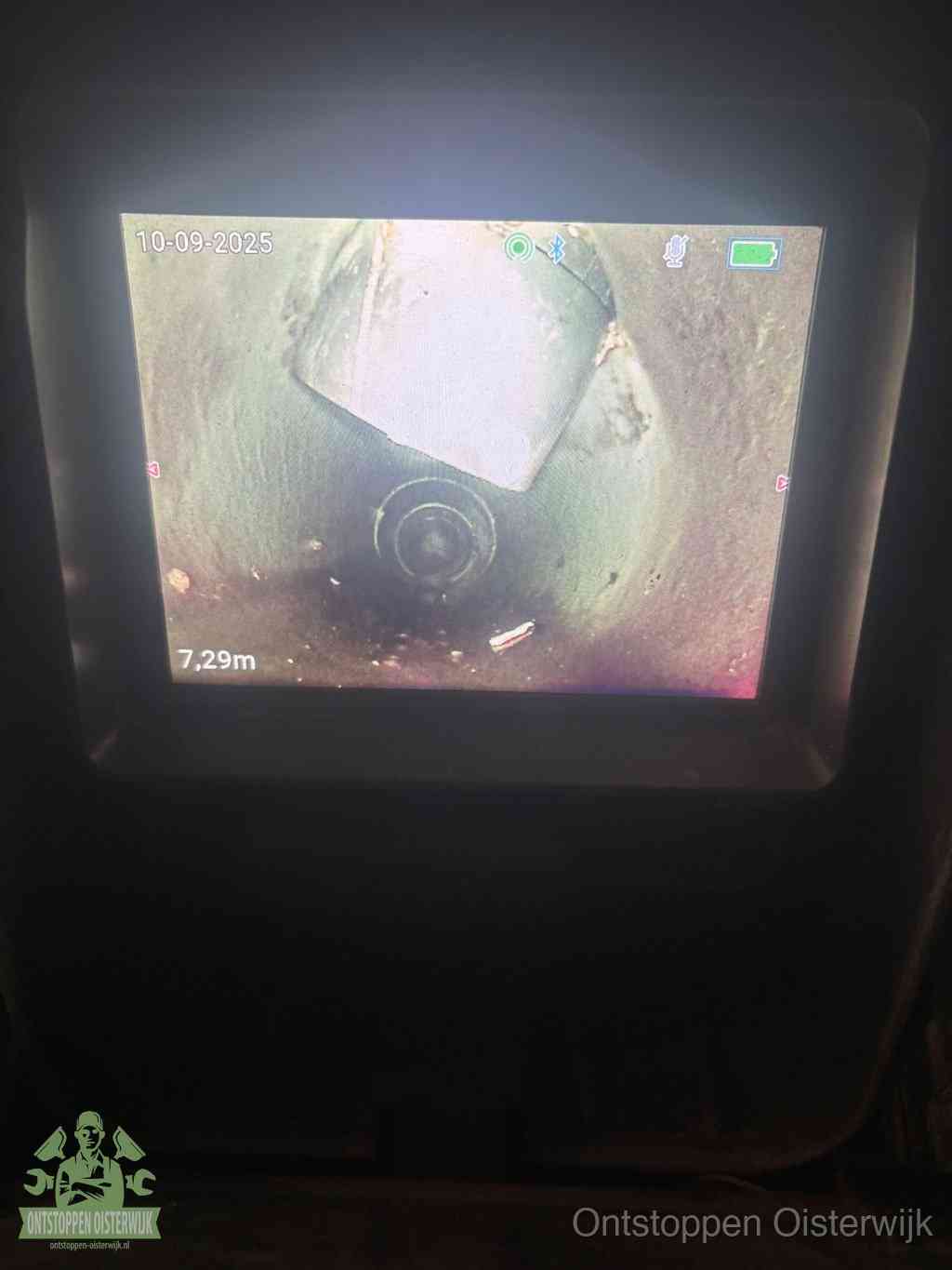 Camerabeeld van een verzakte rioolbuis diep onder de grond, een rioolverzakking in Oisterwijk