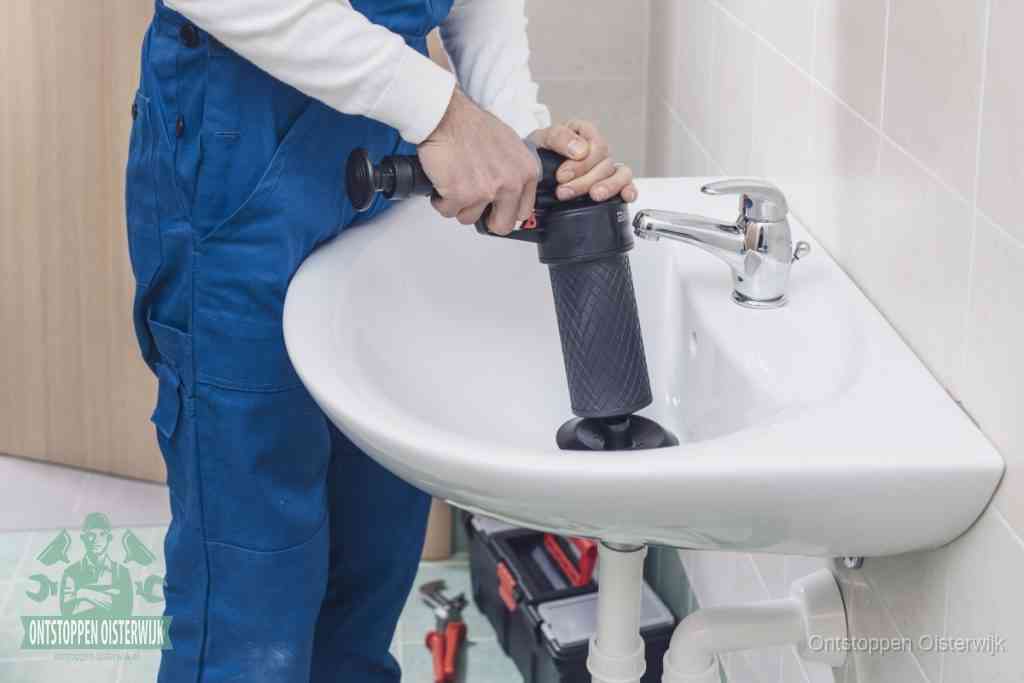 Een te ruwe doe-het-zelf poging met een hand-pomp op de afvoer van een badkamer-wastafel, een van de veelgemaakte fouten bij afvoer ontstoppen in Oisterwijk