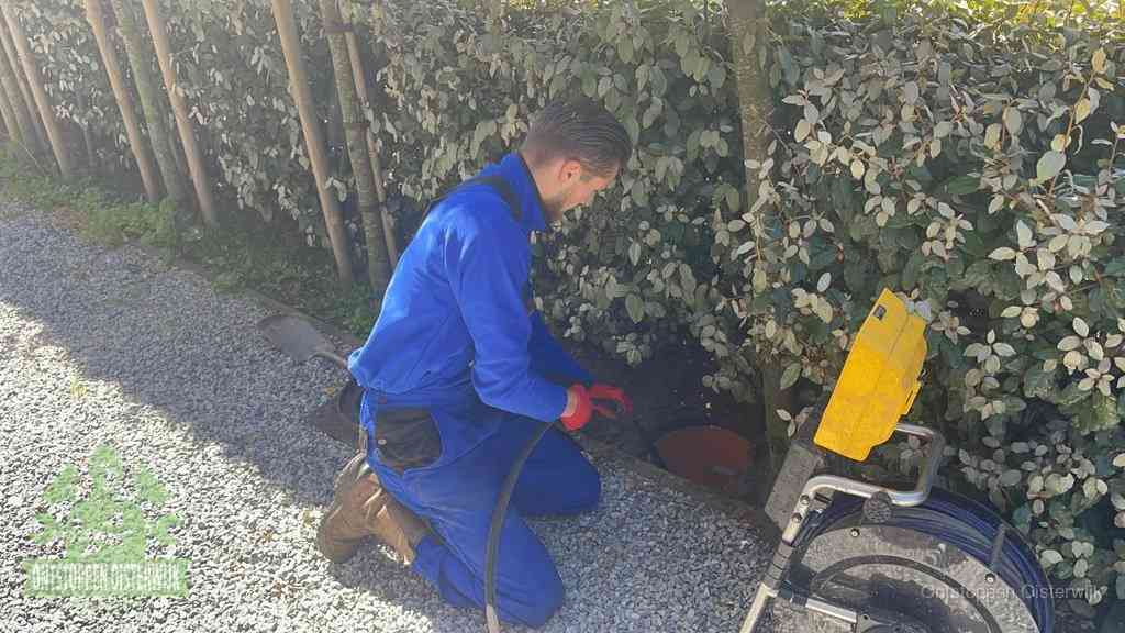 Monteur aan het werk bij een rioolput, de werkwijze voor riool ontstoppen in Oisterwijk