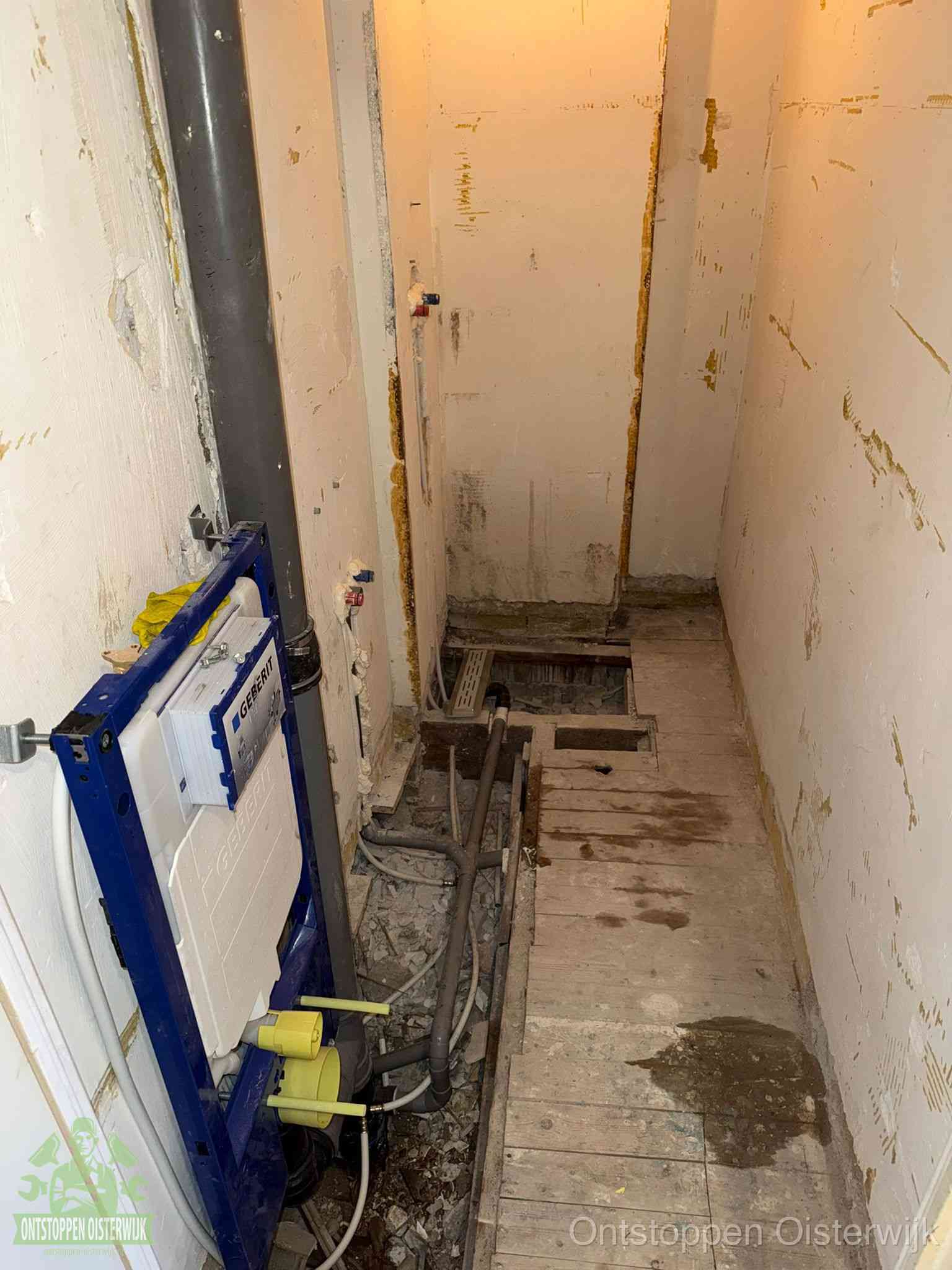 Een opgebroken toiletruimte tijdens renovatie met een Geberit inbouwreservoir en blootliggende oude afvoerleidingen, typisch voor oudere woningen in Oisterwijk